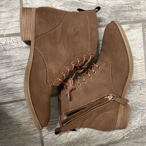Casual light brown boots